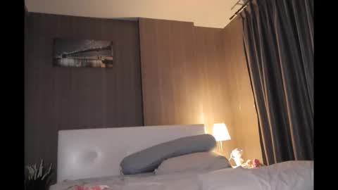 bee_thai online show from December 18, 5:19 pm