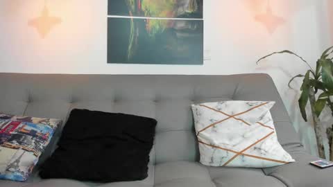 independent model online show from March 11, 9:26 pm