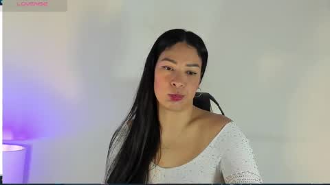 Snapshot of bella_hadid1_ chatting on March 2, 1:27 pm Laura online show from March 2, 1:27 pm