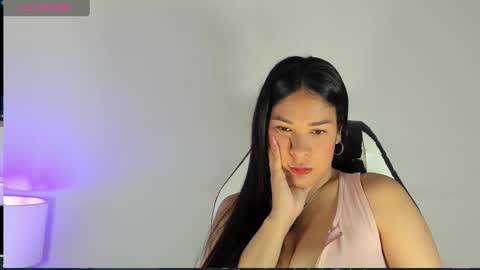 Snapshot of bella_hadid1_ chatting on March 3, 1:12 pm Laura online show from March 3, 1:12 pm