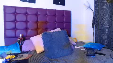 Snapshot of bella_lr chatting on February 27, 7:19 am Valentina online show from February 27, 7:19 am