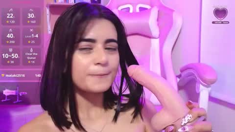 bella_thixx online show from September 28, 12:41 am