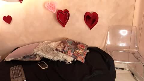 bellarooux online show from March 3, 11:50 am