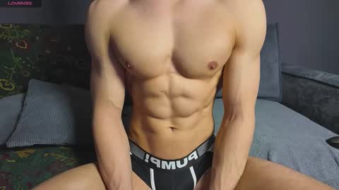 benjaminkarl02 online show from November 13, 9:45 am