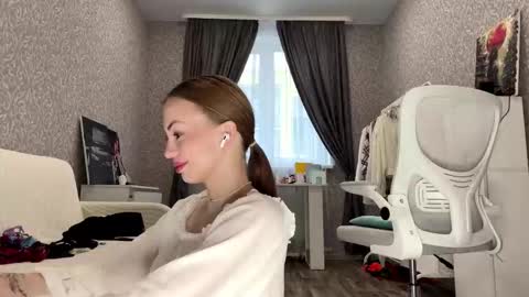 Snapshot of berry_buns chatting on October 19, 5:23 am Sofia online show from October 19, 5:23 am