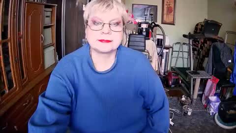 BeverlyQCynia online show from November 3, 1:01 pm