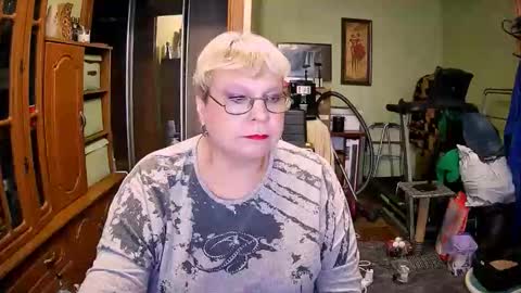 BeverlyQCynia online show from November 11, 11:45 am