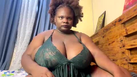 Snapshot of bigchocotities chatting on February 17, 1:25 am bigchocotities online show from February 17, 1:25 am