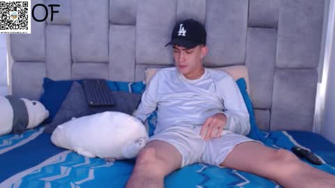 Snapshot of bigcock_couplexxx chatting on October 21, 3:22 am DAVID and JUAN online show from October 21, 3:22 am