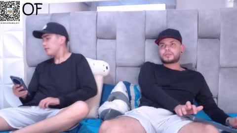 Snapshot of bigcock_couplexxx chatting on October 28, 2:01 am DAVID and JUAN online show from October 28, 2:01 am