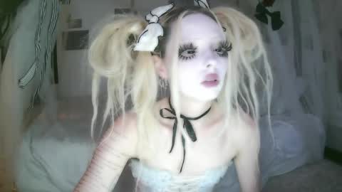 vampire fang  online show from April 1, 7:00 pm