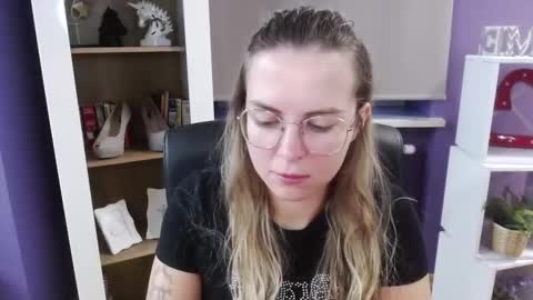 Z O E Y online show from October 1, 4:55 am