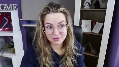 Z O E Y online show from November 17, 6:16 am