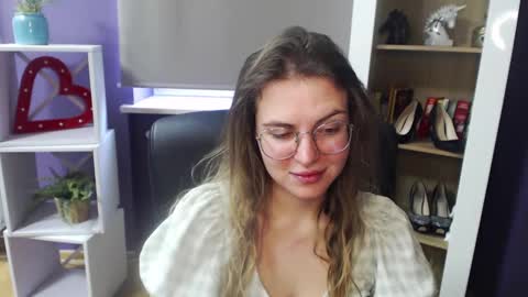 Z O E Y online show from February 18, 8:38 am