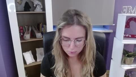 Z O E Y online show from September 24, 5:03 am