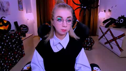 Nicole online show from October 9, 8:42 am