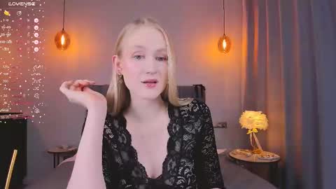 Mia online show from February 28, 7:35 pm