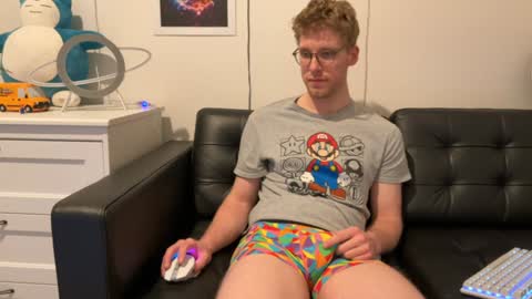 Snapshot of blueeyedtallguy chatting on January 11, 4:06 am blueeyedtallguy online show from January 11, 4:06 am