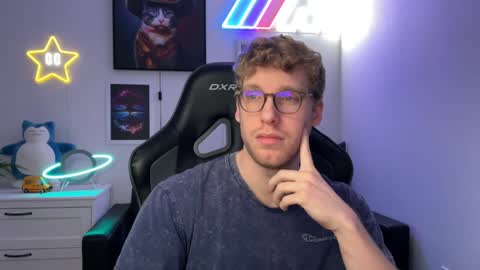 Snapshot of blueeyedtallguy chatting on December 6, 11:30 pm blueeyedtallguy online show from December 6, 11:30 pm