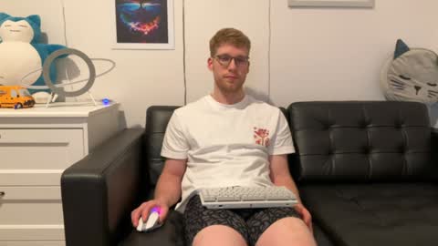 Snapshot of blueeyedtallguy chatting on December 17, 8:34 am blueeyedtallguy online show from December 17, 8:34 am