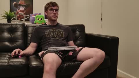 Snapshot of blueeyedtallguy chatting on October 7, 1:23 am blueeyedtallguy online show from October 7, 1:23 am