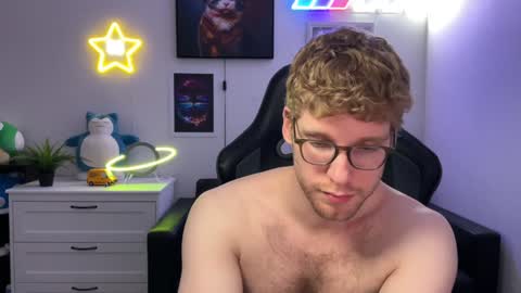 Snapshot of blueeyedtallguy chatting on December 4, 4:59 am blueeyedtallguy online show from December 4, 4:59 am