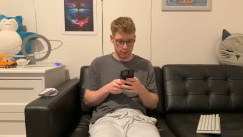 Snapshot of blueeyedtallguy chatting on December 16, 4:23 am blueeyedtallguy online show from December 16, 4:23 am