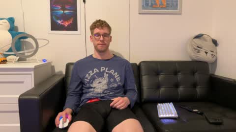 Snapshot of blueeyedtallguy chatting on December 29, 6:24 am blueeyedtallguy online show from December 29, 6:24 am