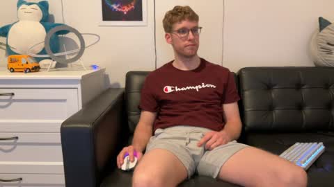 Snapshot of blueeyedtallguy chatting on January 8, 4:44 am blueeyedtallguy online show from January 8, 4:44 am