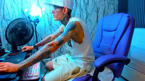 boy_tatto77 online show from March 26, 2:11 pm