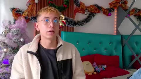 Axel  Chris online show from December 3, 1:12 pm