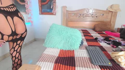 bratz_glloe online show from April 4, 7:04 am