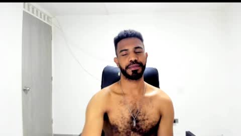 bruce_1111 online show from April 7, 1:46 pm