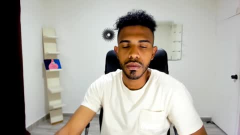 bruce_1111 online show from September 13, 9:39 pm