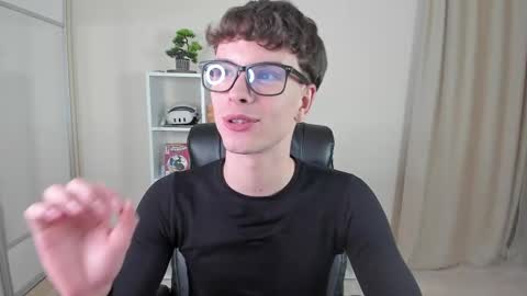 Snapshot of calvin_loves_you chatting on February 18, 7:09 pm Hey I am Calvin  online show from February 18, 7:09 pm