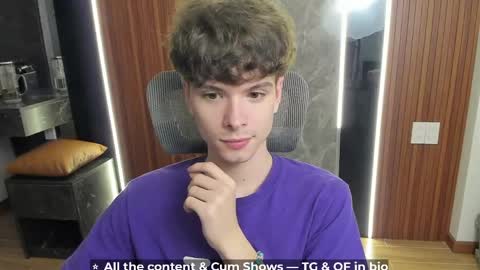 Hey I am Calvin  online show from April 19, 6:10 pm