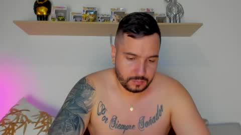 camilo_restrepo21 online show from October 26, 11:37 pm