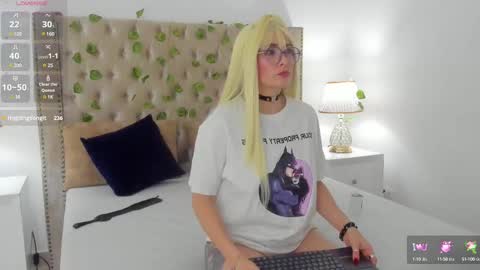 Snapshot of candiegilson__ chatting on February 17, 6:17 pm Candie  online show from February 17, 6:17 pm