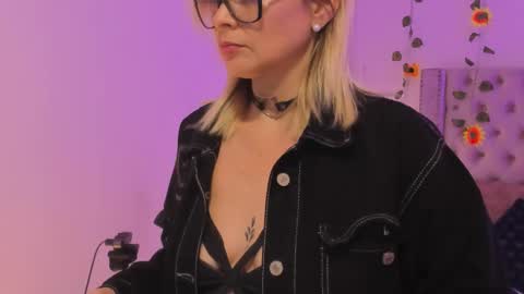 Snapshot of candiegilson__ chatting on October 10, 12:00 pm Candie  online show from October 10, 12:00 pm