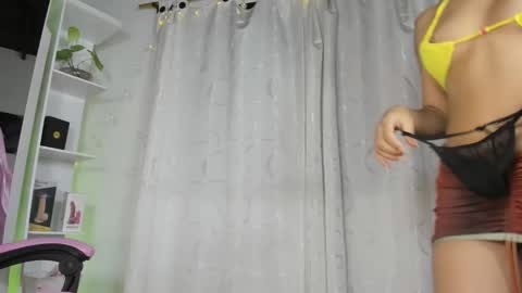 Snapshot of candy_hes chatting on December 14, 12:33 am Nickol online show from December 14, 12:33 am