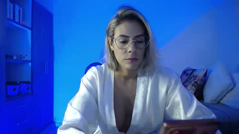 Candy Dowson online show from March 25, 11:00 pm