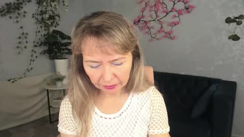 Carla Vogue online show from November 15, 4:03 am