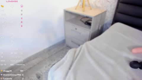 Snapshot of caro_martinezz chatting on March 1, 7:41 am    online show from March 1, 7:41 am