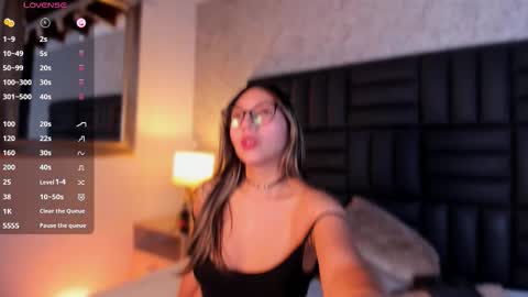 Snapshot of caro_martinezz chatting on October 19, 12:32 pm    online show from October 19, 12:32 pm