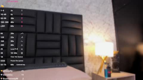 Snapshot of caro_martinezz chatting on March 6, 8:09 am    online show from March 6, 8:09 am