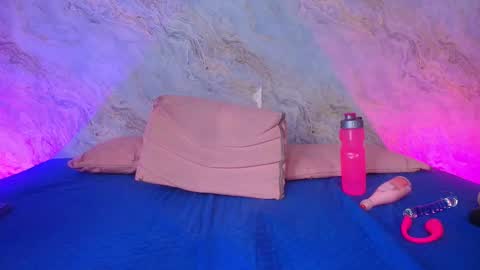Snapshot of carol_juiicy_ chatting on October 22, 7:37 pm Carol online show from October 22, 7:37 pm