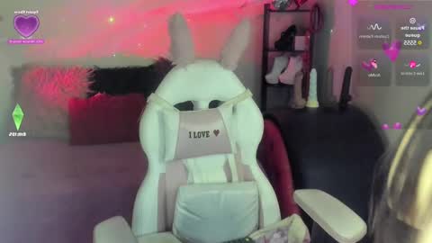 Caroline Lenox online show from February 24, 5:11 am