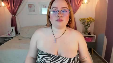 Carolinee  online show from September 13, 7:00 am