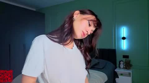 Mia online show from November 17, 8:39 am