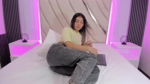 celestebellmont online show from November 25, 1:43 pm